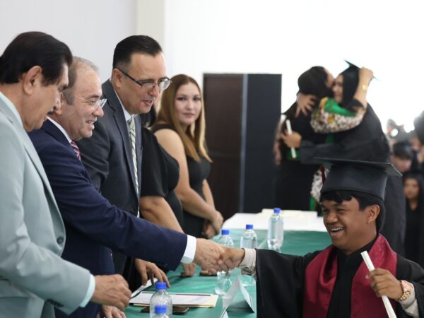 La inclusión abre caminos: Miguel Leonel culmina sus estudios de bachillerato en COBAES